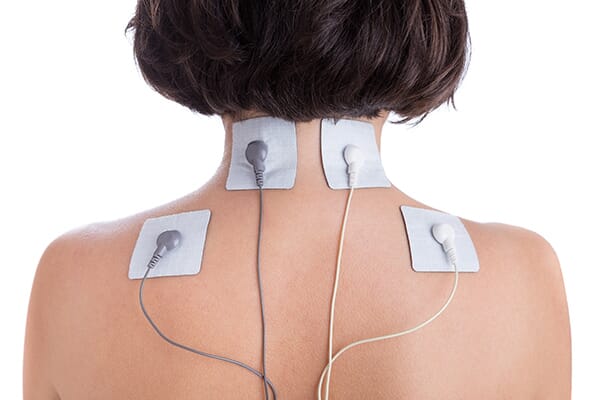 electrodes sur le cou femme