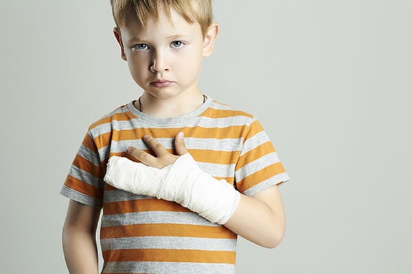 enfant avec plâtre pour fracture du poignet