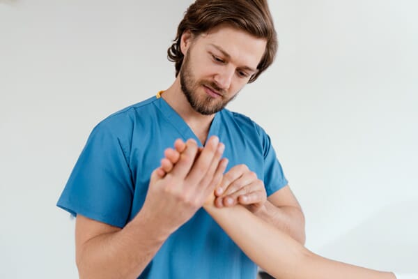 professionnel de santé examinant un poignet