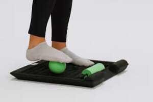 massage de la plante de pied avec le Smoove Board de Blackroll