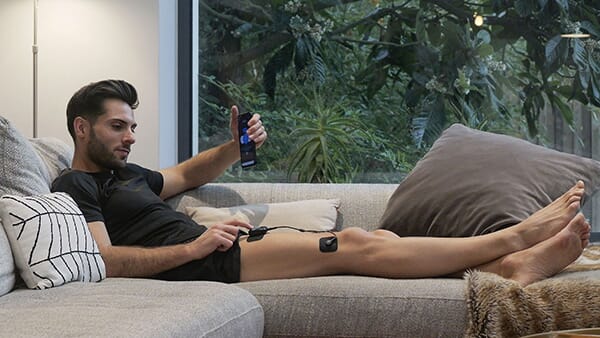 récupération des quadriceps avec bluetens duo sport 2 sur le canapé