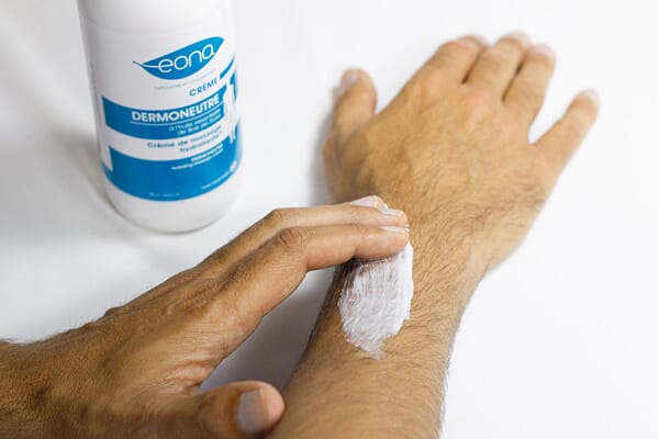 crème Dermoneutre Eona sur la main