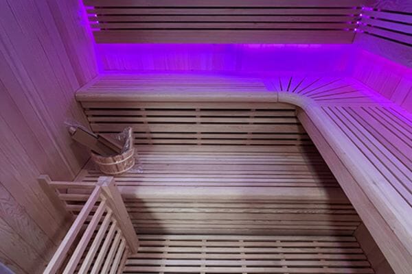 Intérieur sauna Utopia France Sauna avec banquettes et éclairage LED