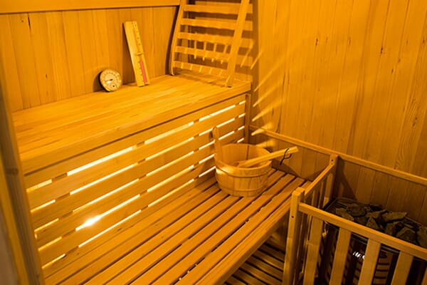 Intérieur du sauna Zen avec éclairage et bancs en bois