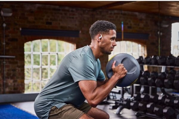 Détail des écouteurs Shokz OpenFit 2+ avec son Dolby Audio
