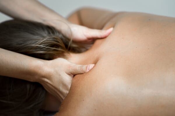Massage nuque avec Crème Neutre Extrême Longue Lisse Medicafarm