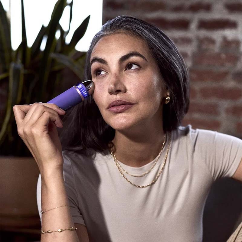 TheraFace Depuffing Wand - Therabody 8