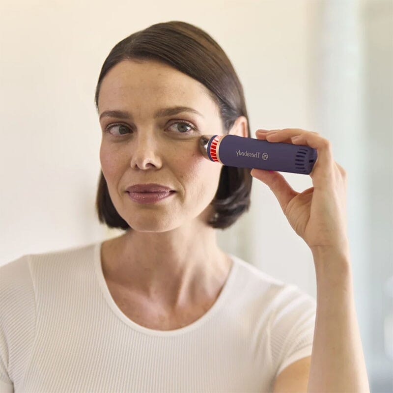 TheraFace Depuffing Wand - Therabody 9